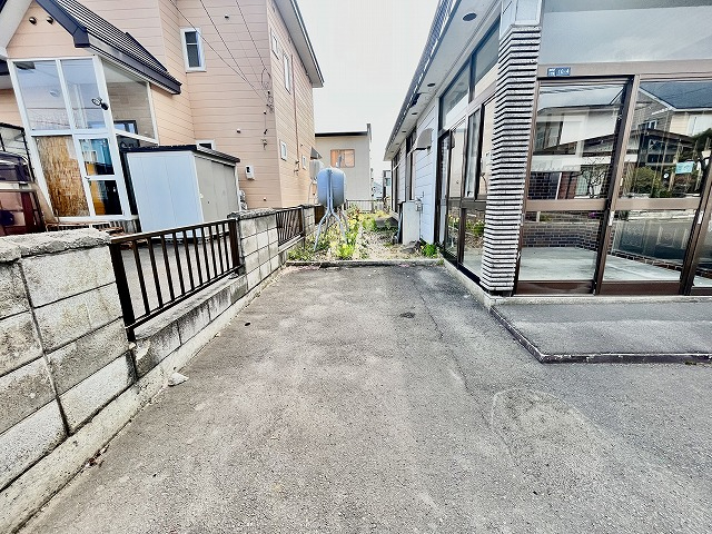車庫とあわせて2台駐車可能です！｜函館市山の手　中古一戸建て