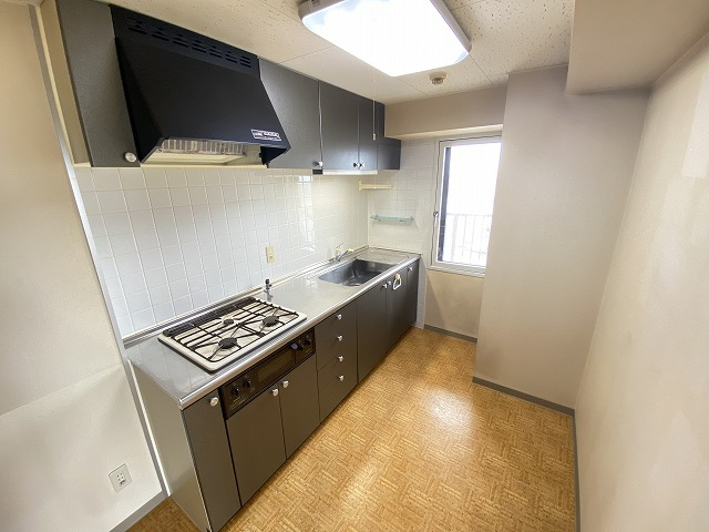 シャトーム五稜郭通りさくら館　システムキッチン☆窓があり明るいキッチンになっています！