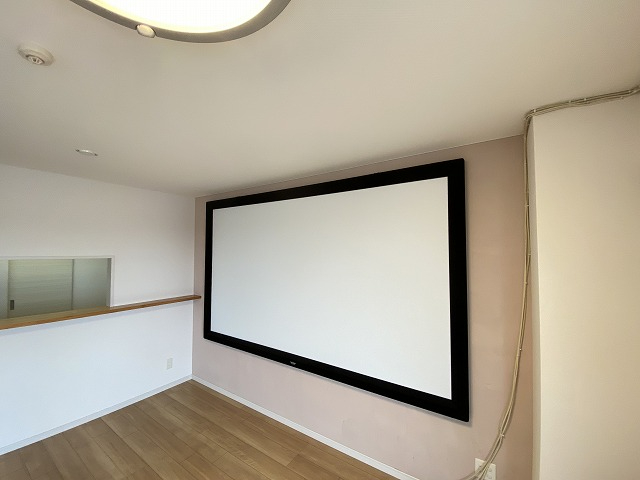 ベレッツァ函館湯川　リビングには壁一面のスクリーンがありホームシアターが楽しめます♪